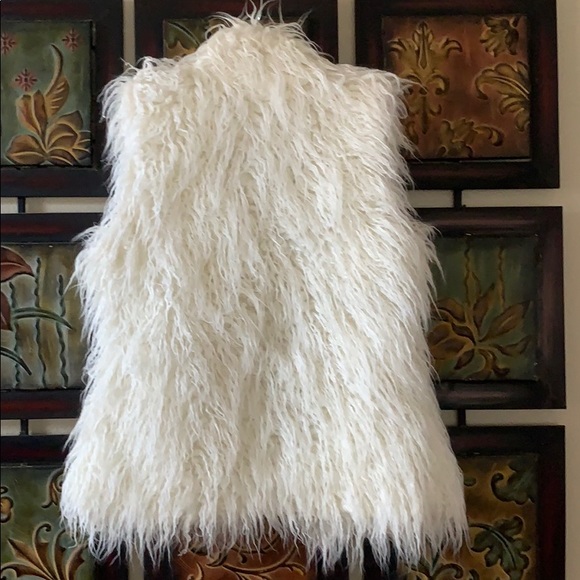 White faux fur vest - Picture 3 of 3